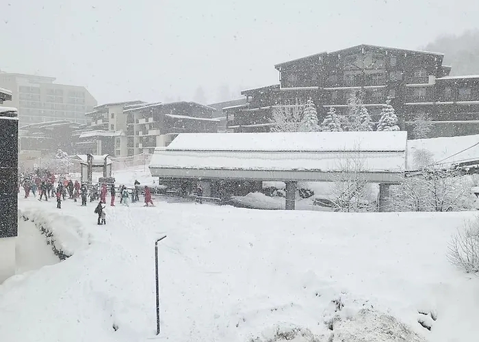 Daire Aux Pieds Avec Parking Couvert