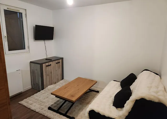 Daire Aux Pieds Avec Parking Couvert *